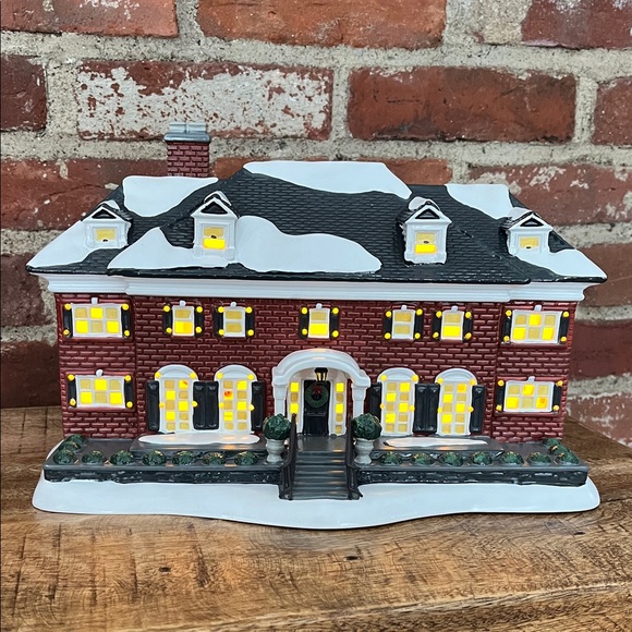 Home Alone McCallister House department 56 Snow Village - Picture 13 of 16